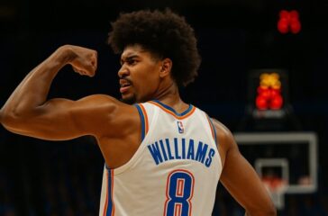 Jalen Williams flexing after a basket